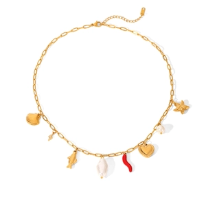 Detail der goldenen Gliederkette mit Seestern- Herz- Muschel- und Chili-Anhängern