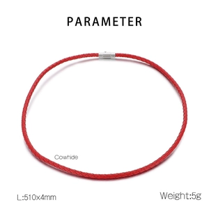 Détail du cordon en cuir de vachette tressé rouge avec fermoir magnétique en acier
