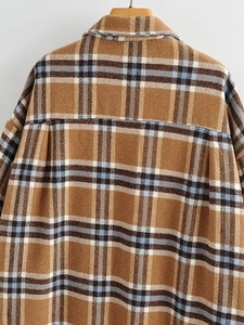 Vue détaillée du dos d'une veste en laine à carreaux marron avec texture de tissu