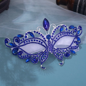Dettaglio maschera da ballo argento con strass blu scuro e nappe in metallo