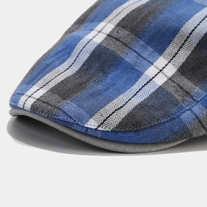 Vue détaillée de la texture du tissu écossais bleu et gris et des coutures de la casquette