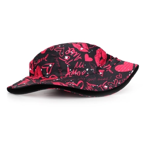 Schwarzer Anglerhut mit rosa Lippenprints und Herzmustern für Outdoor-Sonnenschutz