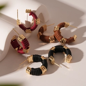 Trois paires de boucles d'oreilles créoles en forme de C en bordeaux, marron et noir