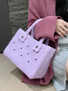 Dettaglio della borsa da spiaggia viola in EVA con motivi geometrici e bottoni floreali