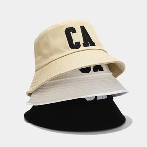 Bobs en coton avec broderie CA en beige blanc et noir pour un look décontracté moderne