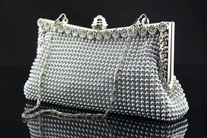Detailansicht der silbernen Perlen-Abendtasche mit Diamant-Strasssteinen und feiner Kette