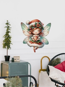 Détail mural du salon montrant un sticker fée de Noël cartoon sur mur blanc