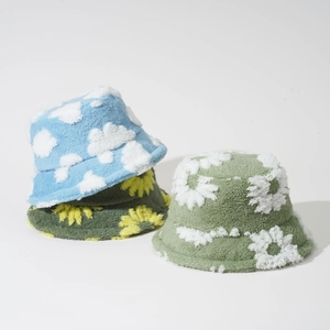 Tre cappelli a secchiello in peluche con motivi di fiori e nuvole per l'inverno
