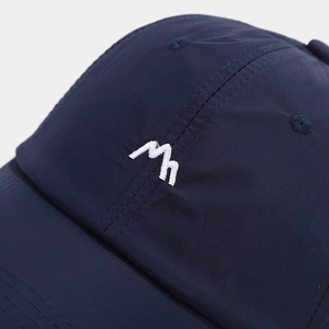 Gros plan détaillé de la broderie de montagne sur une casquette de baseball respirante