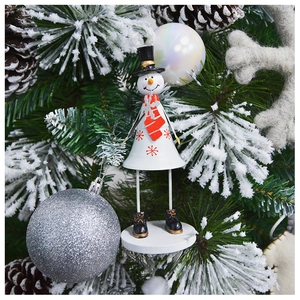 Vue détaillée d'une cloche de Noël en forme de bonhomme de neige sur un sapin givré