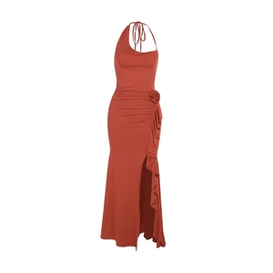 Elegante vestido halter terracota con detalle de rosa y abertura con volantes
