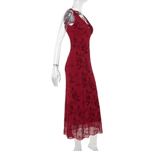 Détail d'une robe longue rouge à fleurs, sans manches, col en V et coupe cintrée sur mannequin