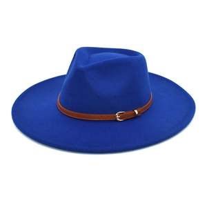 Dettaglio cappello fedora blu reale in lana con cinturino in ecopelle marrone e fibbia