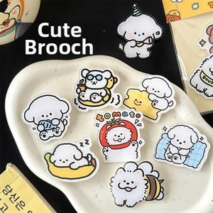 Makroansicht süßer Cartoon-Hunde- und Bären-Acrylbroschen in einer Keramikschale