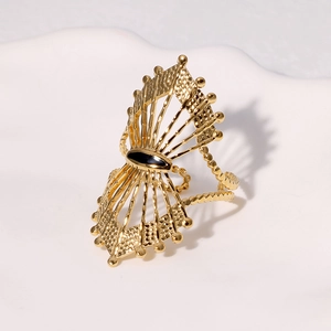 Vintage fan-shaped hollow gold-plated ring with black oval stone on ceramic base