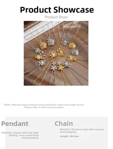 Détail de pendentifs floraux avec perles sur chaînes en acier titane doré