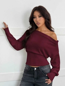 Pull en maille bordeaux à épaules dénudées avec taille ajustée et manches longues femme