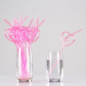 Creative pink heart-shaped PET crystal straws shown in tall and short glasses on gray background