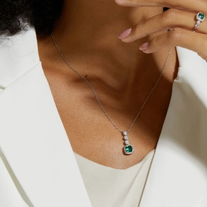 Elegantes Set aus S925 Silberkette und Ring mit grünem Smaragdschliff-Edelstein am Modell