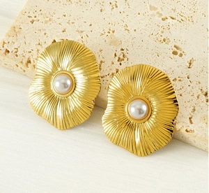 Détail de boucles d'oreilles pétales dorées 18k avec perle blanche de style vintage