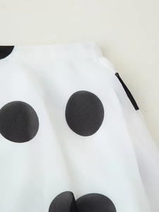 Detailansicht der Taillennaht bei einem weißen Chiffonrock mit schwarzen Polka Dots