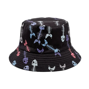 Bob réversible noir avec imprimé arêtes de poisson colorées pour style streetwear