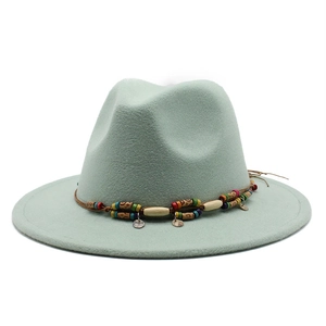 Chapeau fedora en laine vert menthe avec bande de perles bohème et pendentifs métalliques