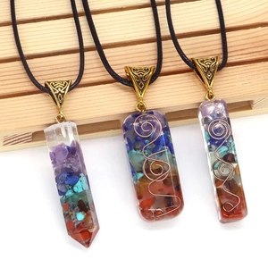 Handgefertigte Halskette mit 7 Chakra Naturstein-Harzanhänger und Kupferspirale