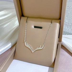 Collana minimalista in acciaio al titanio argento con pendente a corna di cervo in cofanetto