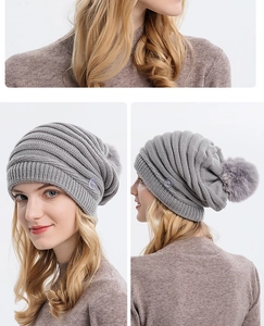 Bonnet en tricot gris avec pompon en fausse fourrure et détail bouton sous divers angles