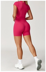 Dettaglio del set da yoga fucsia che mostra la cucitura a V e l'effetto lifting