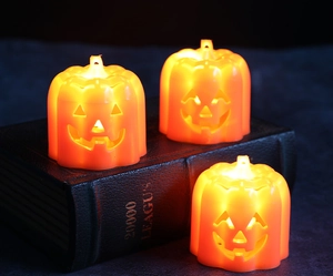 Detailaufnahme von drei leuchtenden Halloween-Kürbis-LED-Lichtern auf einem antiken Buch