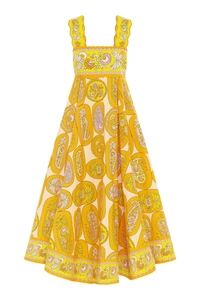 Détail de robe longue jaune à motif paisley avec bretelles festonnées et imprimés floraux