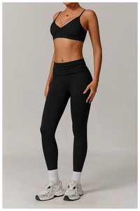 Vue complète d'un ensemble legging de yoga taille haute recyclé et brassière sport