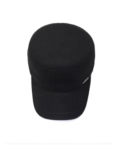Vue de dessus d'une casquette militaire noire à chevrons avec plaque en métal
