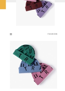 Détail de bonnets en maille colorés avec jacquard de lettres et revers de mode urbaine