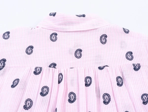 Détail du dos de la chemise à rayures roses avec imprimé cachemire et plis discrets
