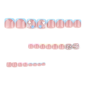 Faux ongles d'orteils français avec pointes pastel, papillons 3D et strass colorés