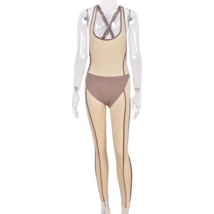 Body beige sans manches pour femme avec découpes sexy et col en U au design sportif