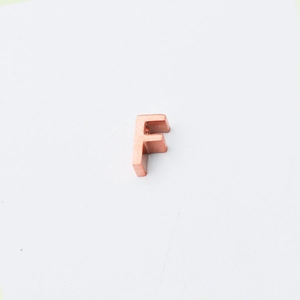 Gepolijste roségouden roestvrijstalen letter F kraal met 1,8 mm gat voor sieraden