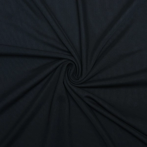 Gros plan du tissu en maille noire montrant la texture élégante et le drapé de la robe