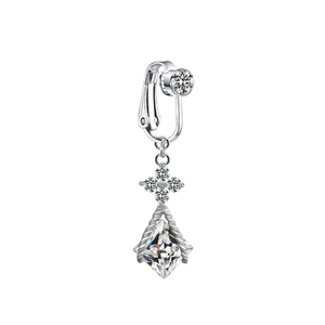 Détail du faux piercing de nombril argenté avec zircons brillants et motif floral élégant