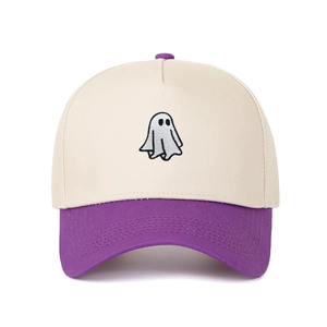 Detail eines cremefarbenen lila Trucker-Huts mit süßer Halloween-Geisterstickerei