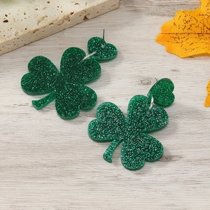 Makroaufnahme von grünen Glitzer-Kleeblatt-Ohrringen aus Acryl für den St. Patrick's Day
