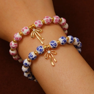 Braccialetti in perline di ceramica floreale blu e rosa con ciondolo a fiocco dorato