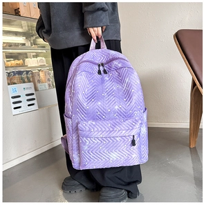 Detalle de la mochila acolchada morada con patrón de corazones y textura suave
