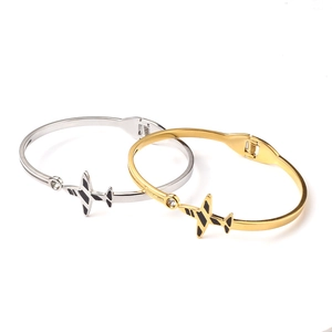 Détail du bracelet avion avec rayures en émail noir et pierre de zircon sur le nez