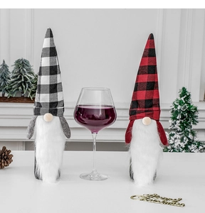 Weihnachts-Zwerg-Weinflaschenhüllen mit rot-schwarzem Karomuster und weißem Kunstpelzbart-Detail
