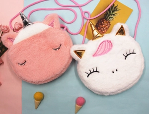 Détail du sac licorne en peluche avec cils brodés et cornes brillantes pour enfants