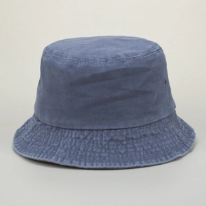 Gros plan d'un chapeau bob en denim bleu délavé avec coutures et œillets métalliques